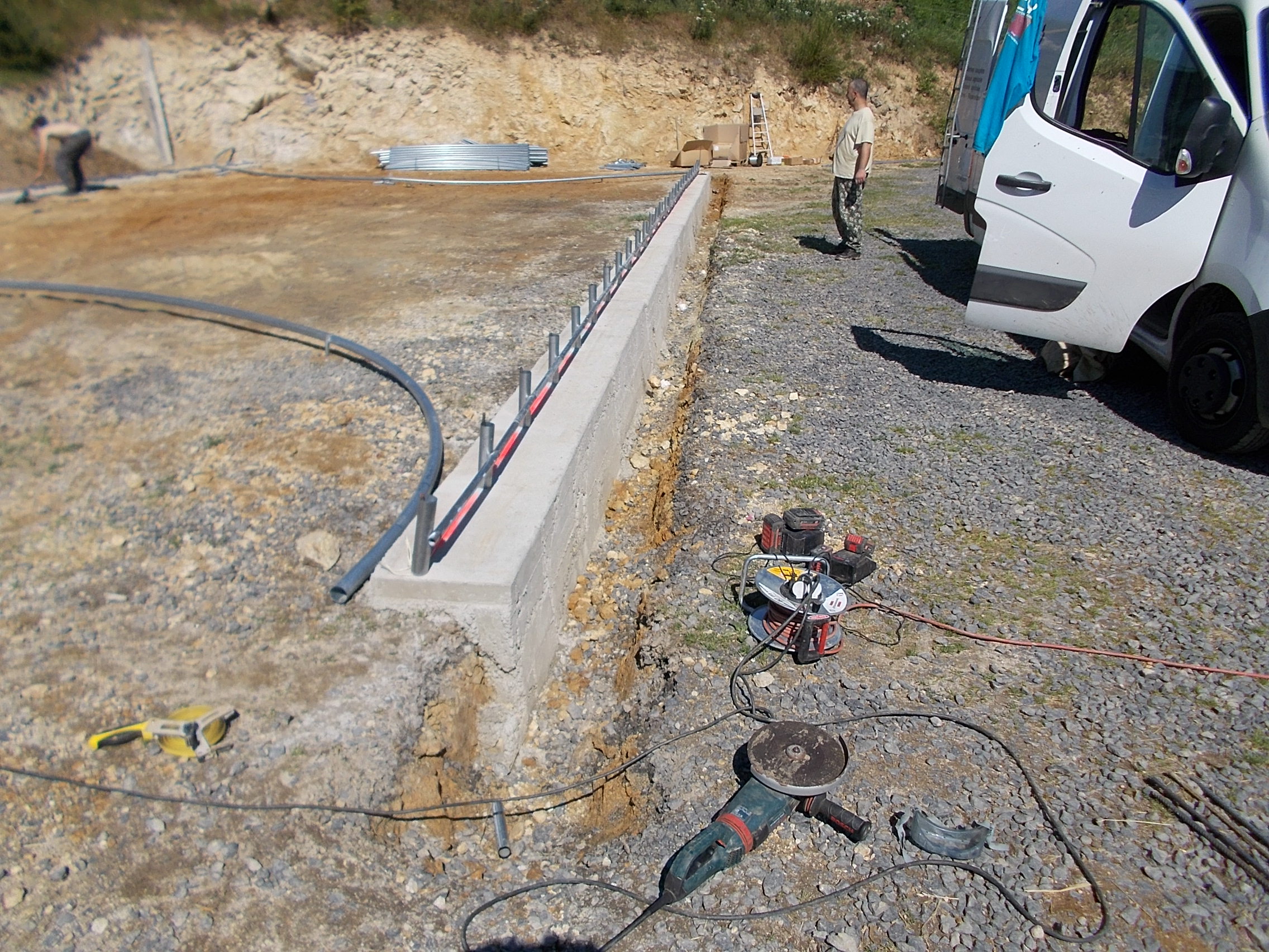 pose d'un tunnel entrepôt toile sur muret béton