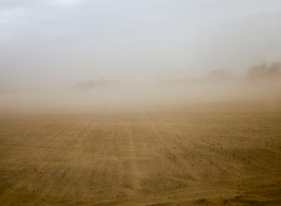 Brume sèche, brume de poussière, chasse-sable et tempête de sable