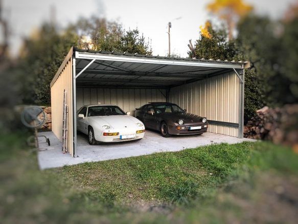 Que faut-il faire : laisser sa voiture en stationnement dans un garage  fermé ou sous un carport ?