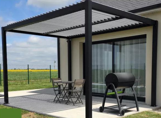 Pergola bioclimatique motorisée placée devant un salon