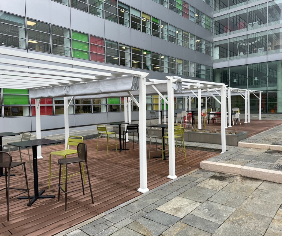 Une Entreprise Qui Am Nage Ses Terrasses Avec Des Pergolas Alu Et Une Pergola Bois Sur Mesure