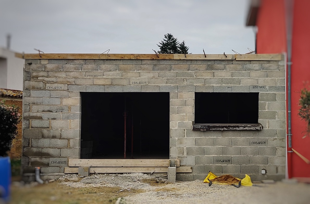 un garage en dur, construit en parpaings