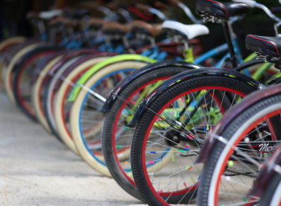 Le vélo domine le marché du transport : l’abri vélo devient indispensable