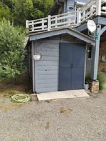 garage à deux roues sur une ossature