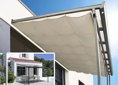 abri terrasse bioclimatique avec polycarbonate et store d'ombrage