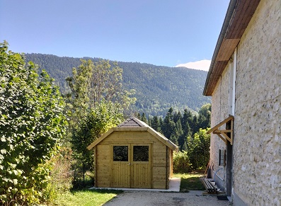 Réalisation montagne : un abri de jardin en Isère, dans les Alpes… prêt à supporter ses premières neiges !