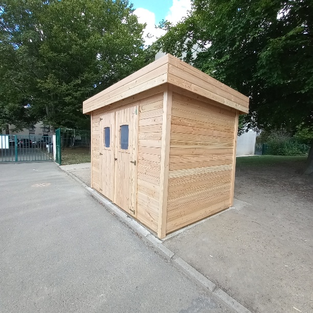 porte deux battants et châssis lumineux pour ce cabanon de rangement collectivités école