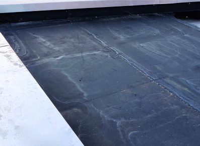 membrane EPDM sur un toit de charpente bois