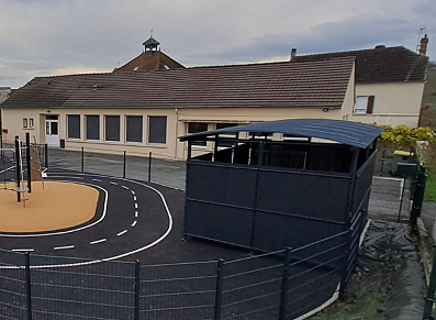 abri vélos et range trottinette dans une école