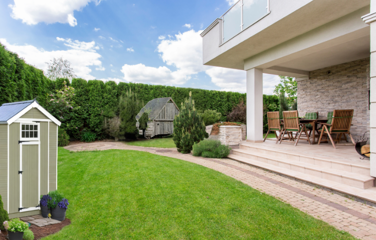 deux abris de jardin dans une propriété