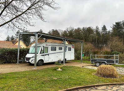 un abri camping car métallique